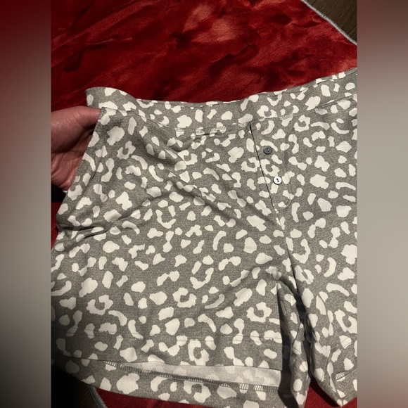 3 piece women’s pajama set. NWOT never worn XL White/gray leopard print - Picture 9 of 16